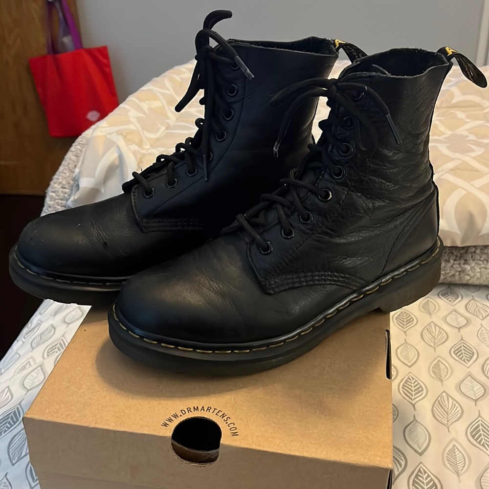 Dr Marten 1460 smooth black leather women size 8 boots.  8 eyes.